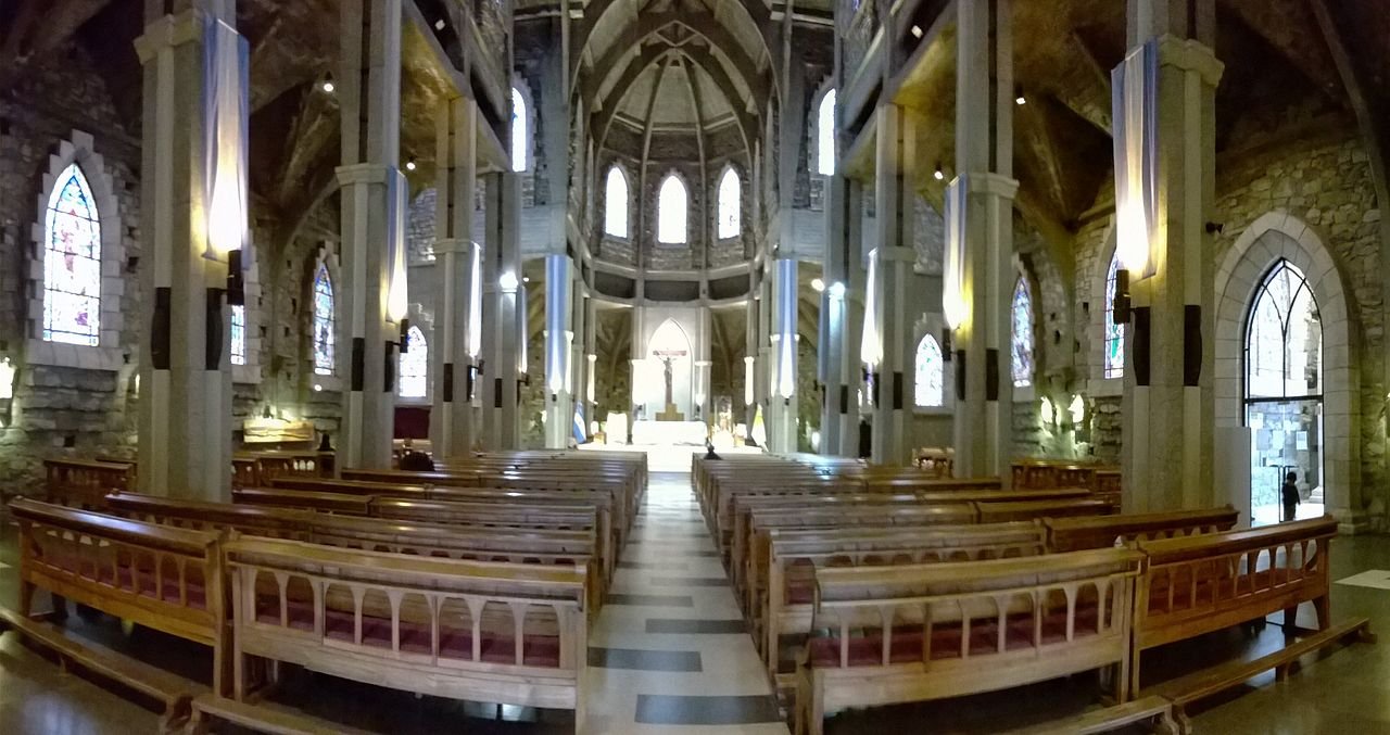 O interior da Catedral de Bariloche | ILoveTrip