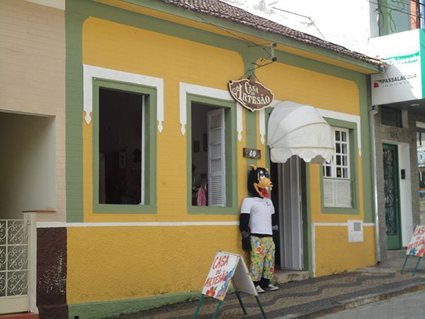 Casa do Artesão e o boneco do Lobisomen na porta- Joanópolis