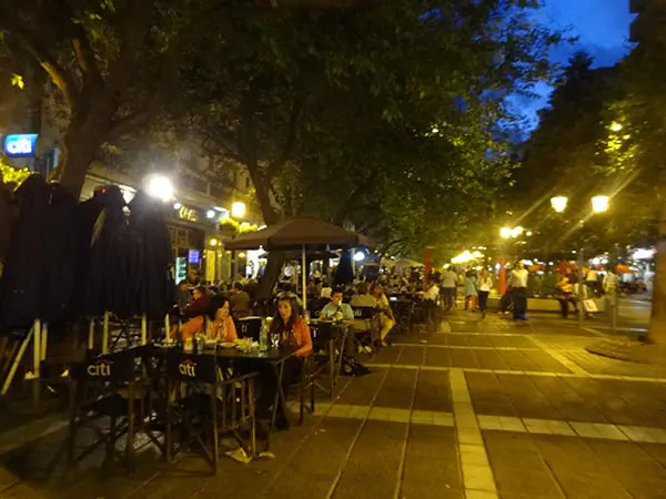 Mesinhas na rua - Paseo Sarmiento