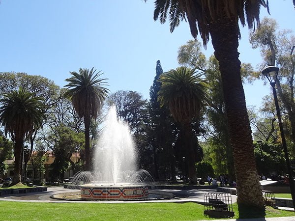 Chafariz em uma das plazas de Mendoza