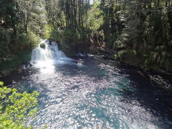 Belas cachoeiras e repare no tom azul da água.