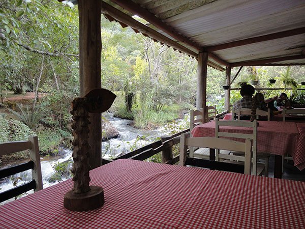 Restaurante ao lado do Rio formado pela Cachoeira dos Pretos