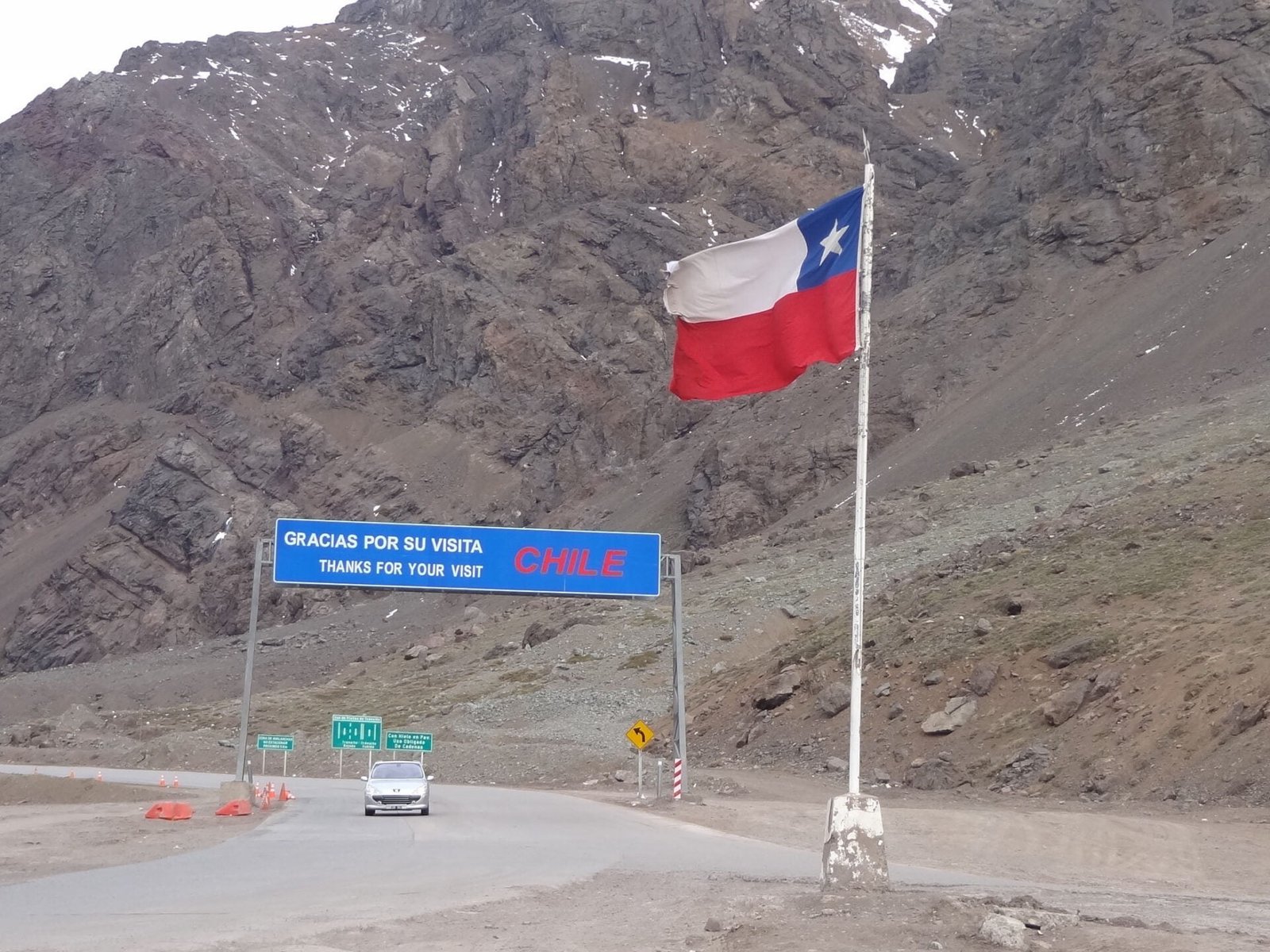Fonteira Argentina Chile - placa e bandeira do Chile