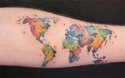 tatuagem mapa mundi aquarela viagem